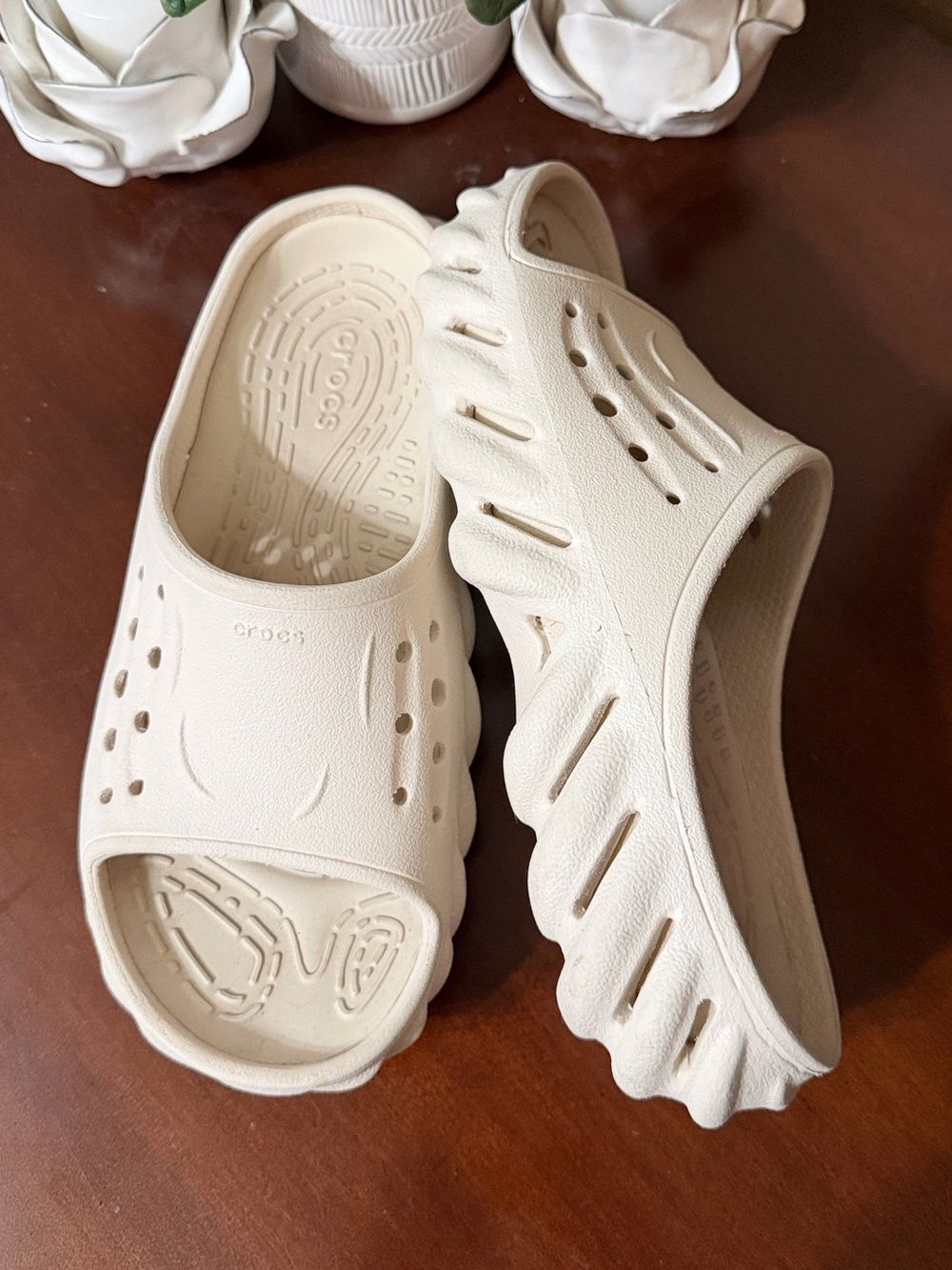 CROCS Echo Slides Size 6 Sandals Stucco